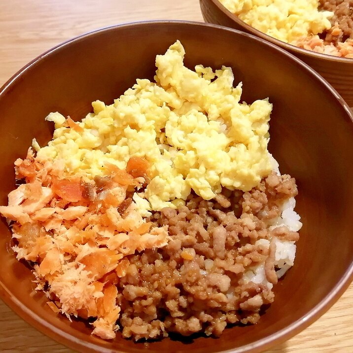 焼き肉のタレでそぼろ丼♪そぼろ・卵・鮭フレーク